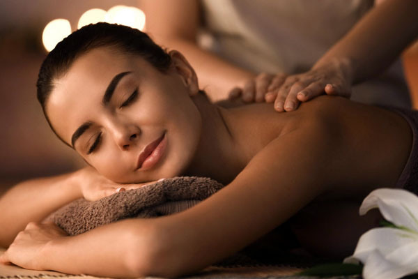 Massage relaxant, global et enveloppant