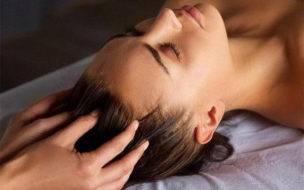 Shirotchampi : massage de la tête, des épaules, du cou et du cuir chevelu