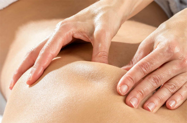 pression des mains en massage deep tissue