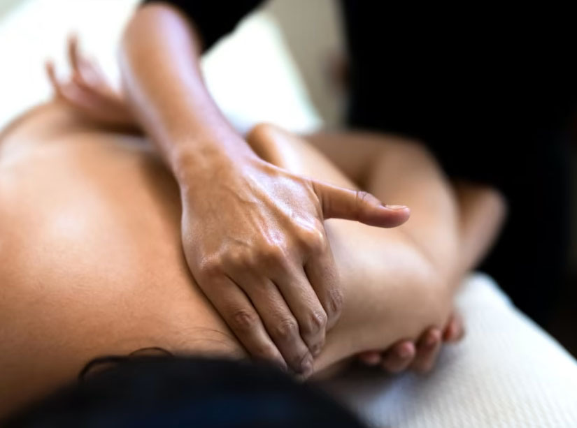 Pression épaule en massage deep tissue
