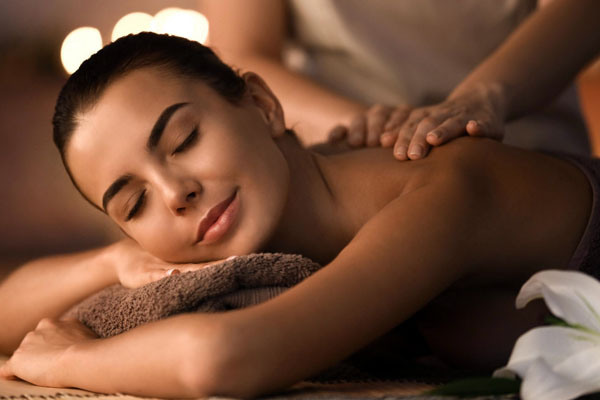 pression des mains en massage deep tissue
