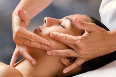 utilisation des mains en kobido sur visage