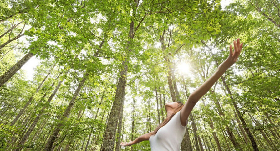 femme bras levés vers le ciel